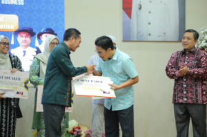 Wali Kota Palembang Serahkan Penghargaan Best Paper saat Farewell bersama MIICEMA dan SEABC