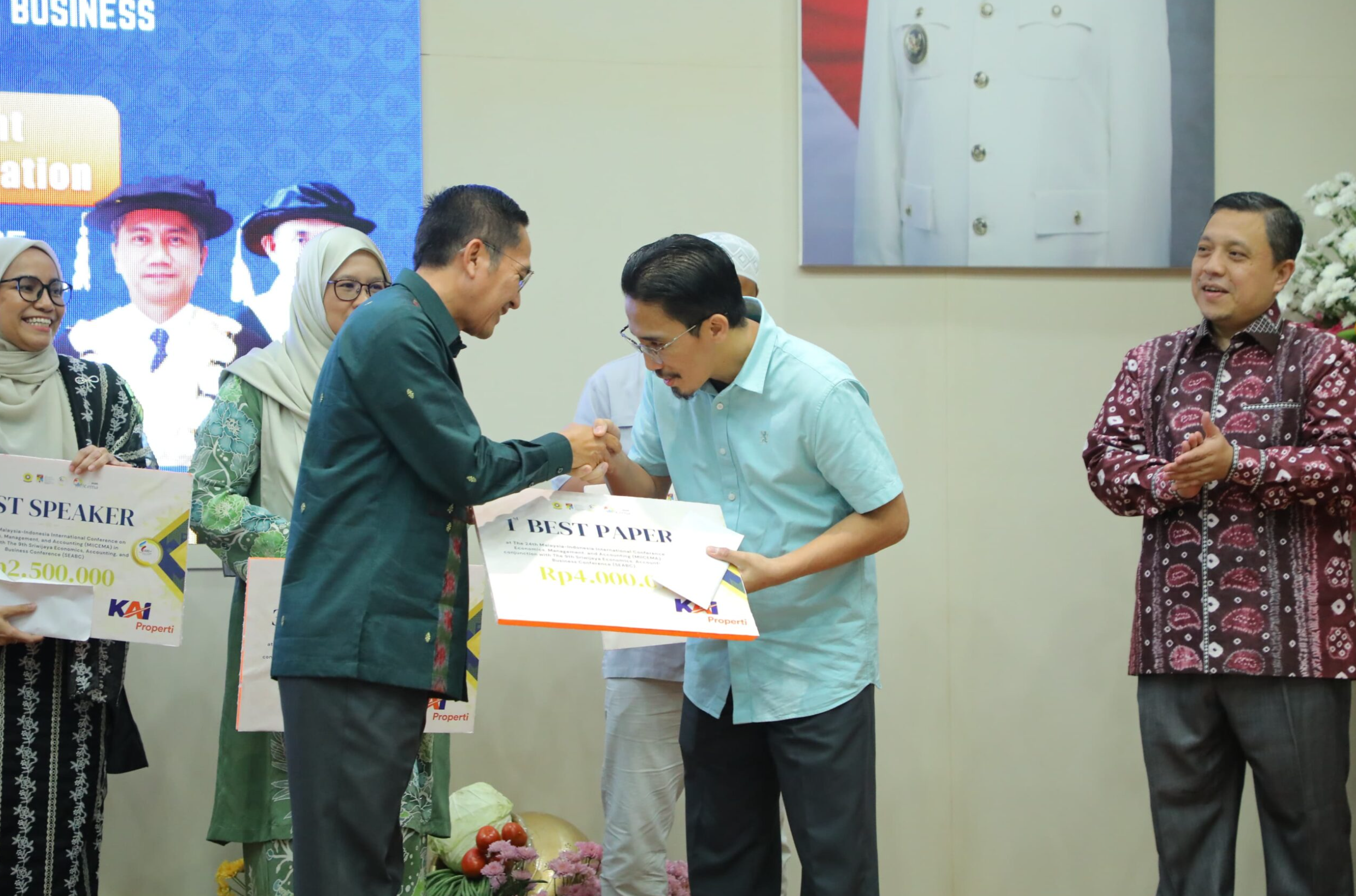Wali Kota Palembang Serahkan Penghargaan Best Paper saat Farewell bersama MIICEMA dan SEABC